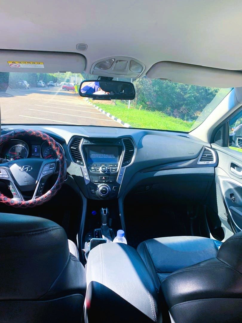 Hyundai SantaFe, plate RAI 900 D — Front seats