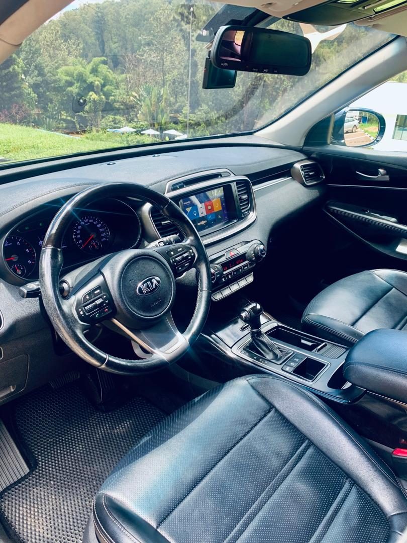 KIA SORENTO, plate RAJ 700 E — Front seats