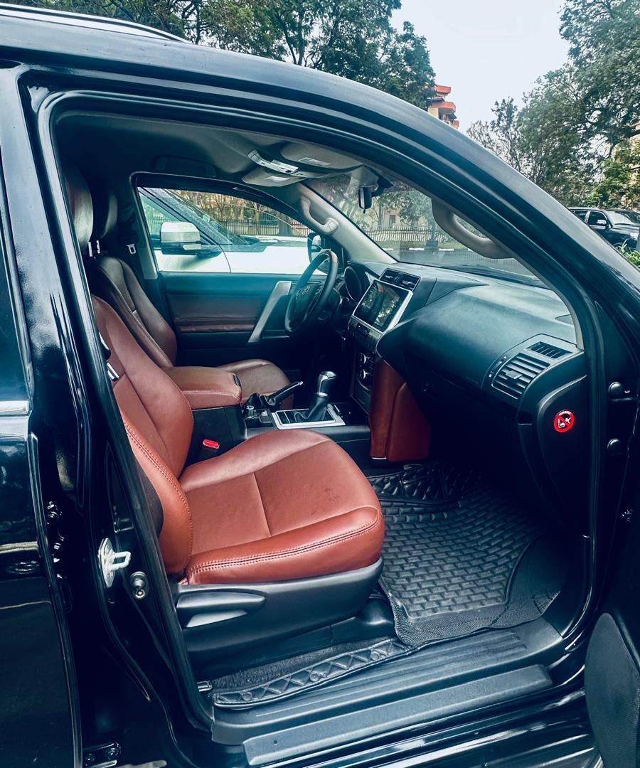 Toyota TXL, plate RAK 100 G — Front seats