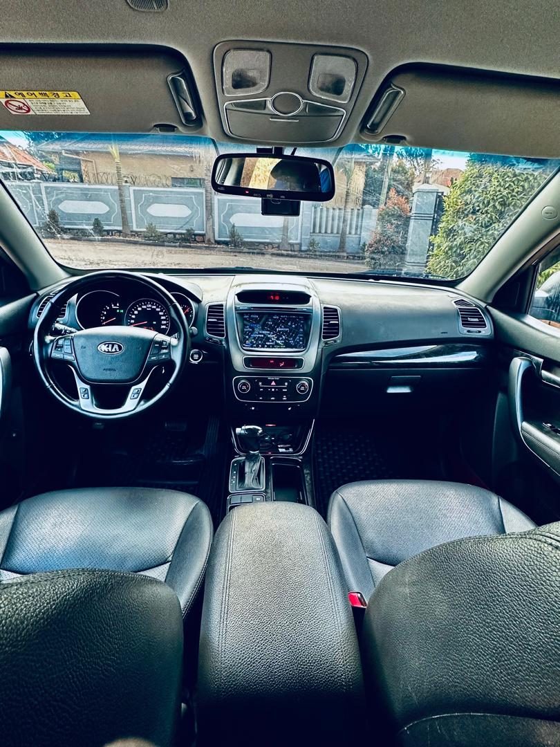Kia Sorento, plate RAK 300 F — Front seats